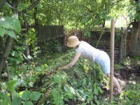 Jadwiga, dyrektorka EKOCENTRUM ICPPC chętnie pracuje w ogrodzie. Jej ulubione zajęcia to uprawa ziól, karmienie zwierząt i robienie kompostu (na zdjęciu)
