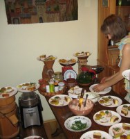 Dla uczestników pikniku przygotowano poczęstunek z lokalnych, tradycyjnych produktów.